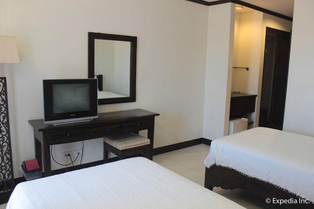 Ilocos Norte Hotel & Convention Center Laoag Exterior foto