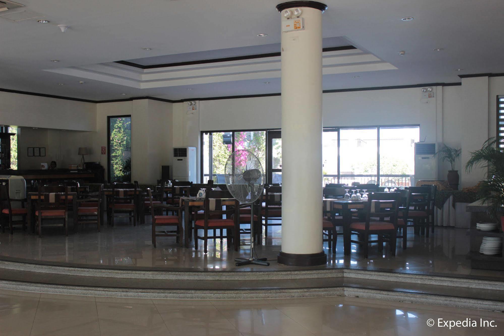 Ilocos Norte Hotel & Convention Center Laoag Exterior foto