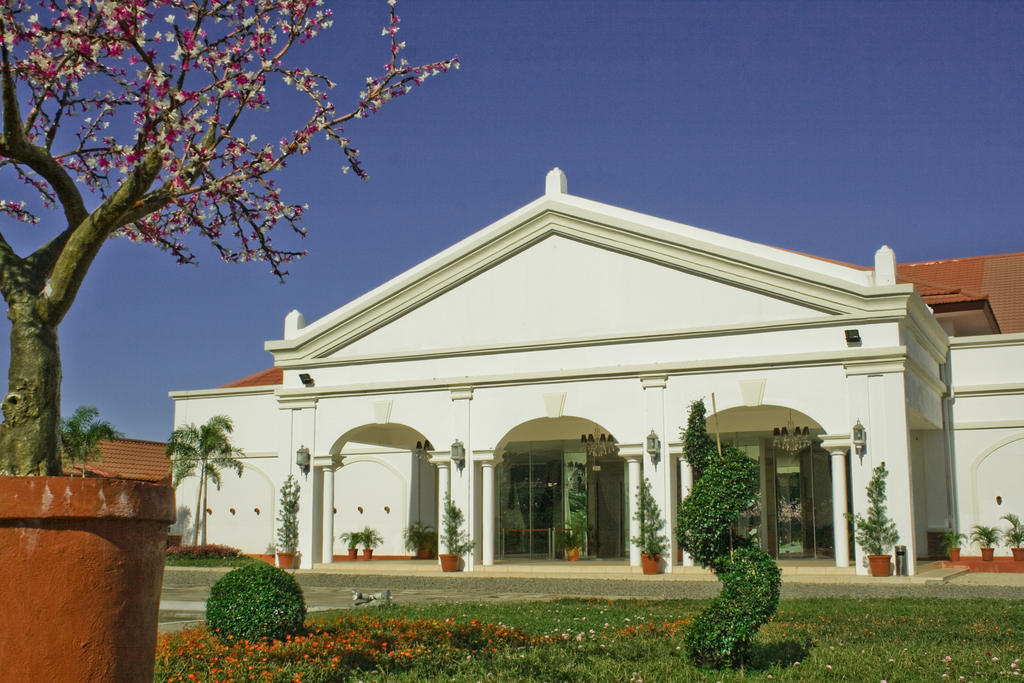 Ilocos Norte Hotel & Convention Center Laoag Exterior foto