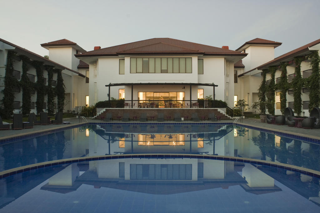 Ilocos Norte Hotel & Convention Center Laoag Exterior foto